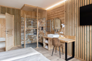 Bad und Dusche im Zimmer